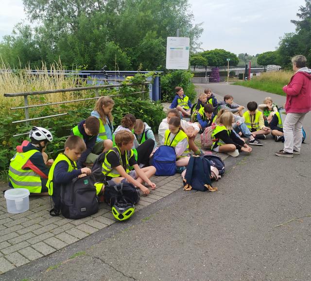We fietsten naar Sint-Amands en leerden daar veel over het klimaat. We deden dit met behulp van een gids en een klimaatkoffer.